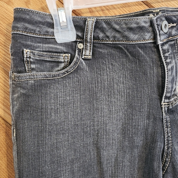 Arizona Jeans Co Medium Wash Size 11 Cuffed Denim Shorts - Picture 2 of 9